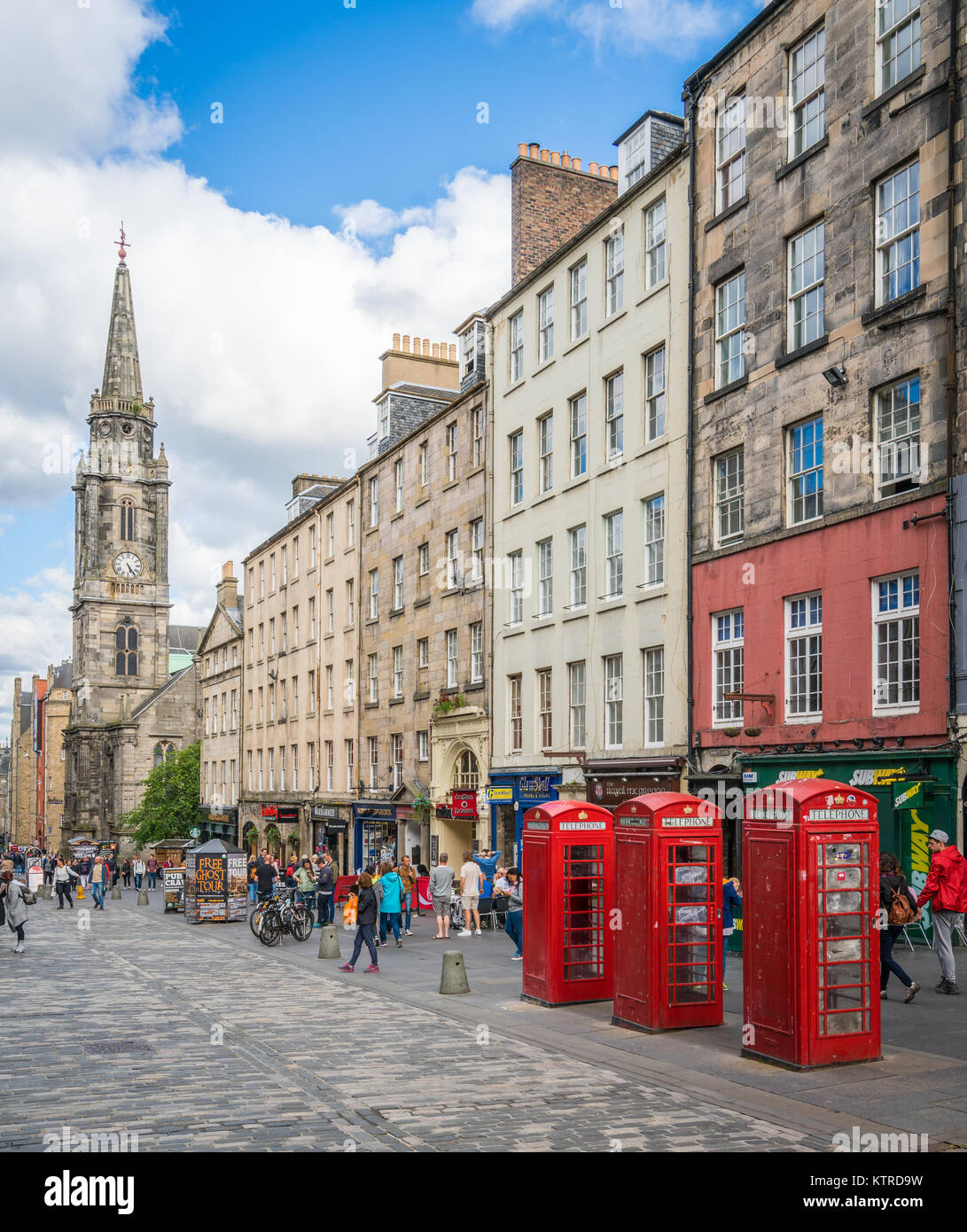 Die berühmte Royal Mile in Edinburgh an einem Sommernachmittag, Schottland. Stockfoto