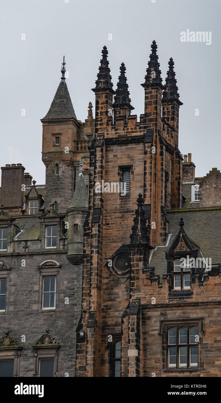 Feine Details der mittelalterlichen Architektur der Gebäude im alten Teil von Edinburgh Stockfoto