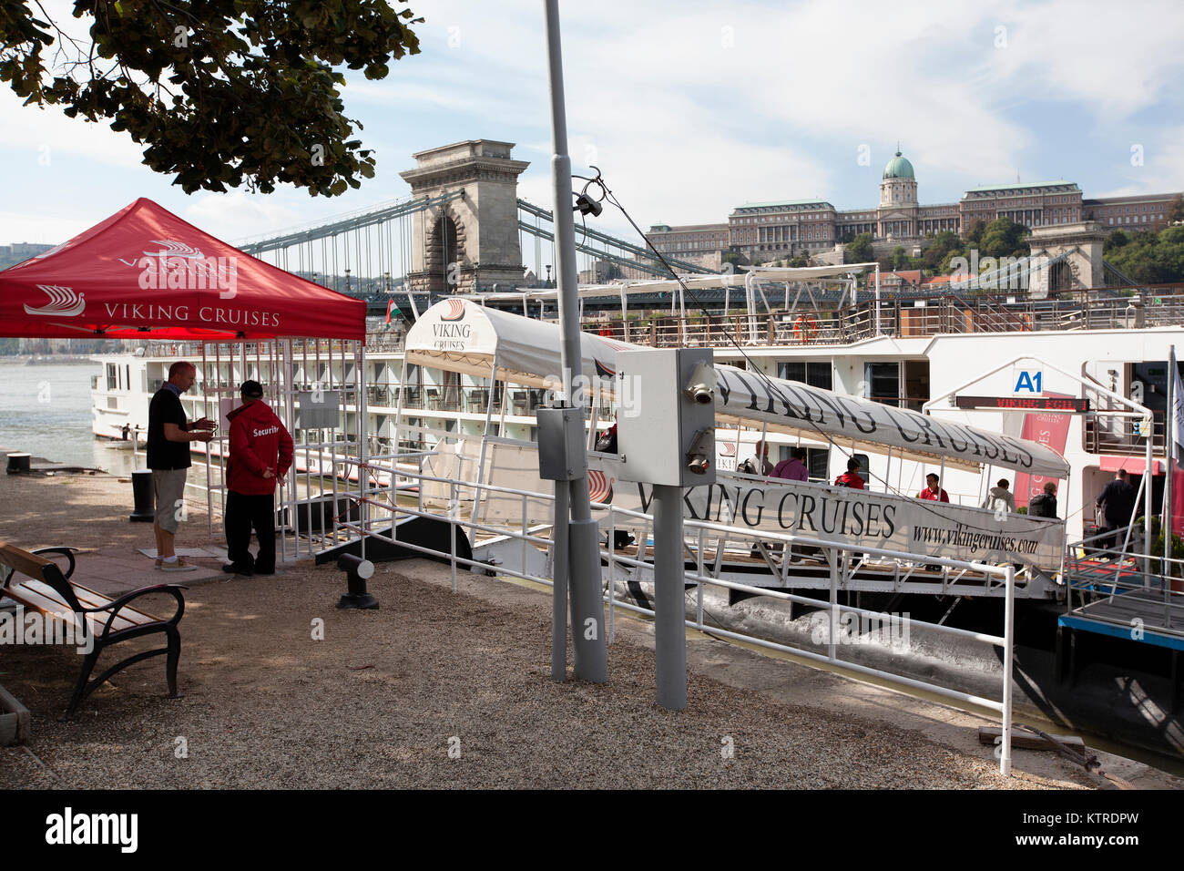 BUDAPEST - September 18, 2017: The Viking Kreuzfahrten Fluss Kreuzfahrt entlang der Ufer der Donau in Ungarn angedockt. Die Viking Kreuzfahrtschiffe sind Stockfoto