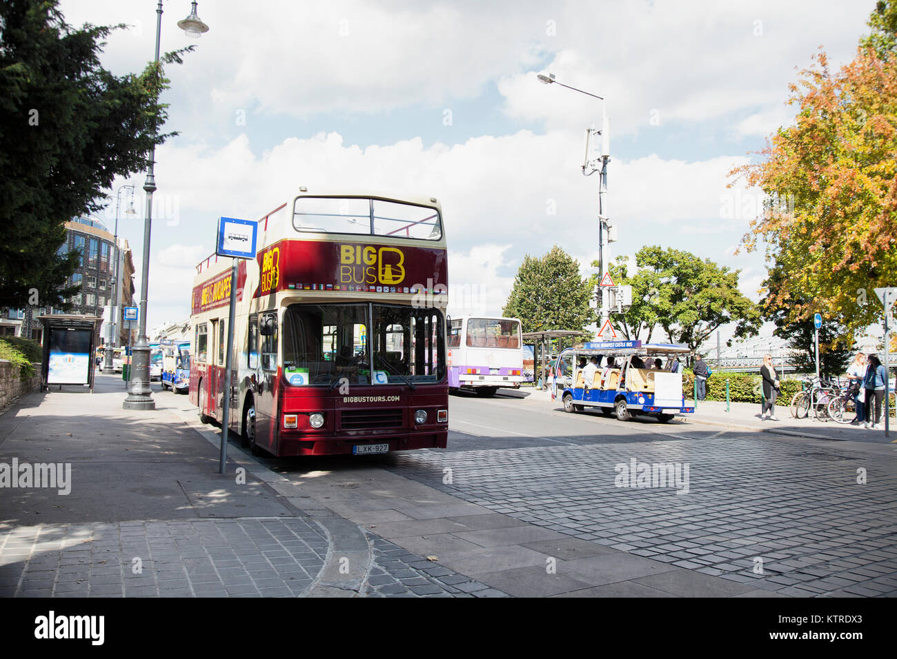 BUDAPEST - September 18, 2017: Big Bus Tours ist der größte Anbieter von Offenen Besichtigungen in der Welt, die Stadtführungen in 19 Cit Stockfoto