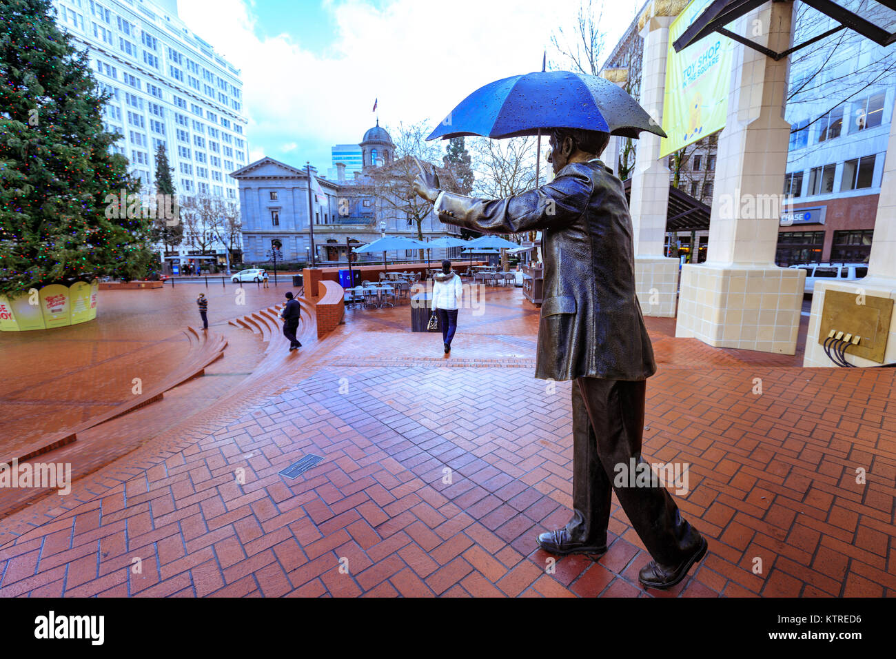 Portland, USA - Dec 21, 2017: Erlauben Sie mir, auch als Umbrella Man bekannt, ist eine Ikone Bronze Skulptur 1983 von John Seward Johnson II, i Stockfoto