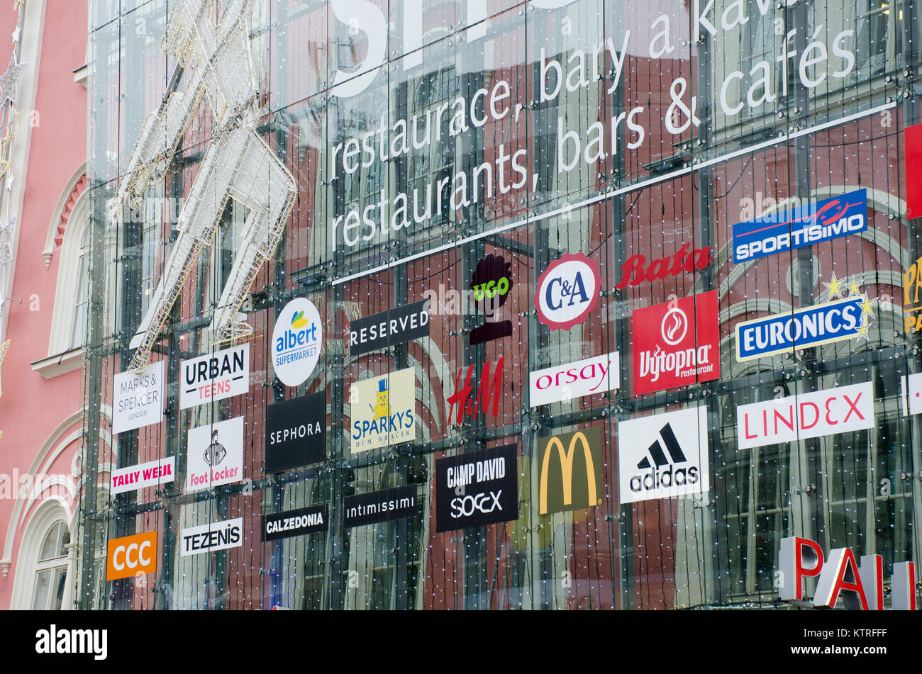 In Prag in der Tschechischen Republik-5 Dezember 2017: Shopping Zeichen der großen internartional Marken auf der Prager Einkaufszentrum Stockfoto