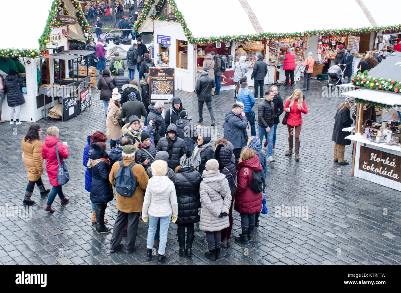 In Prag in der Tschechischen Republik-5 Dezember 2017: Große Gruppe Touristen im Alten Rathaus Platz für Weihnachtsmarkt Stockfoto