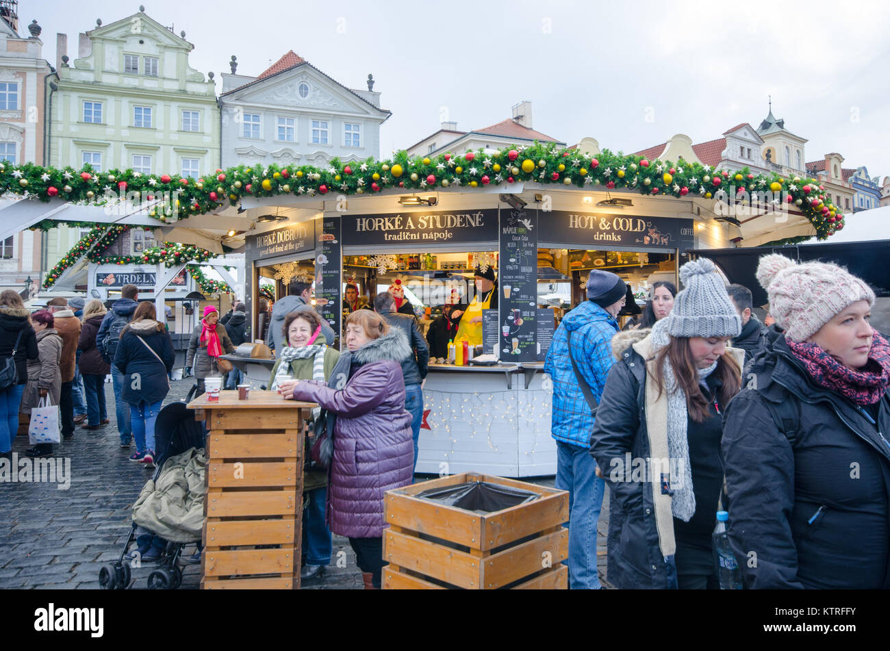 In Prag in der Tschechischen Republik-5 Dezember 2017: Große Gruppe Touristen in alten Rathausplatz Weihnachtsmarkt Stockfoto