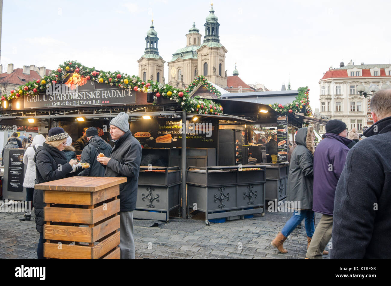 In Prag in der Tschechischen Republik-5 Dezember 2017: Große Gruppe Touristen in alten Rathausplatz Weihnachtsmarkt Essensstände Stockfoto