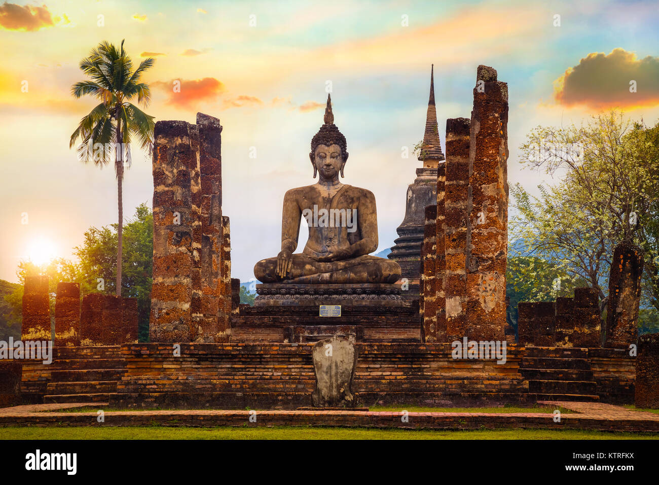 Tempel Wat Mahathat in der Fußgängerzone von Sukhothai Historical Park, ein UNESCO-Weltkulturerbe in Thailand SUKHOTHAI, THAILAND - 18. Januar 2017: Wat Stockfoto