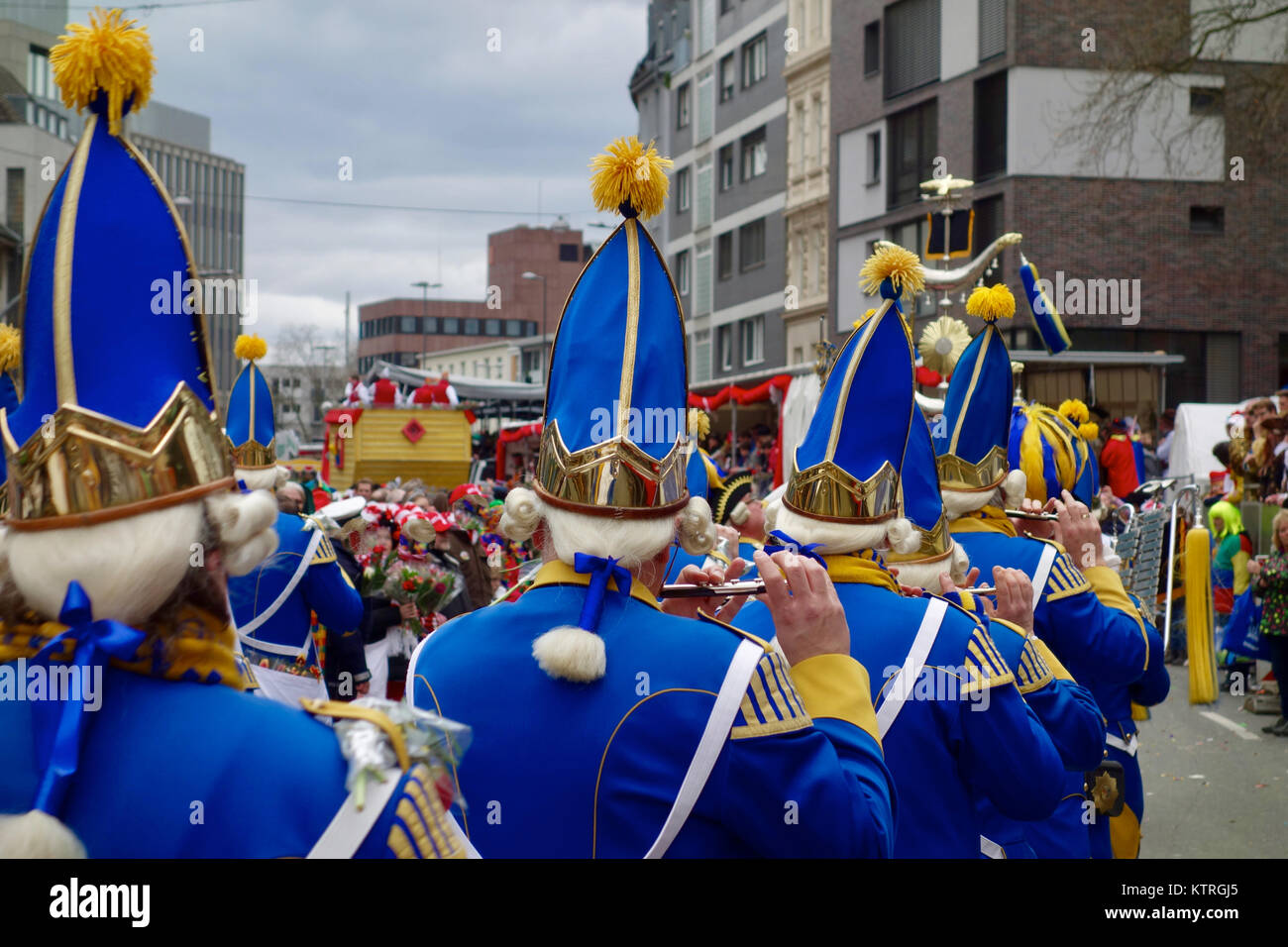 Traditionelle Karnevalsumzug im Kölner Karneval (Kölner Karneval) auf Rose Montag (Rosenmontag) in der Stadt Köln, Deutschland. Stockfoto