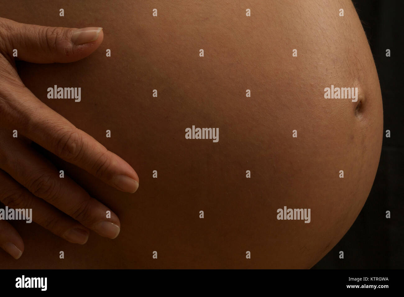 Schwangerschaft: schwangeren Bauch einer europäischen Frau. Stockfoto