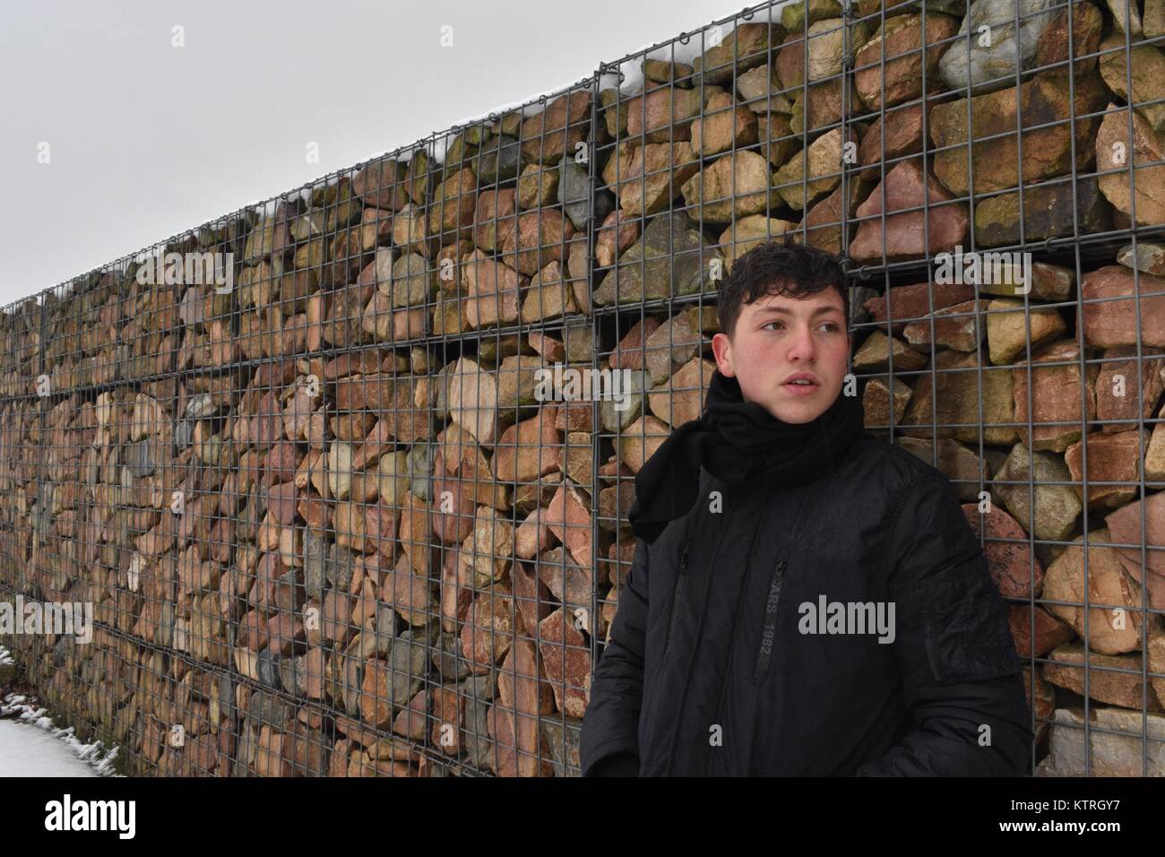 Marokkanische Modell im Schnee, Breda, Niederlande Stockfoto