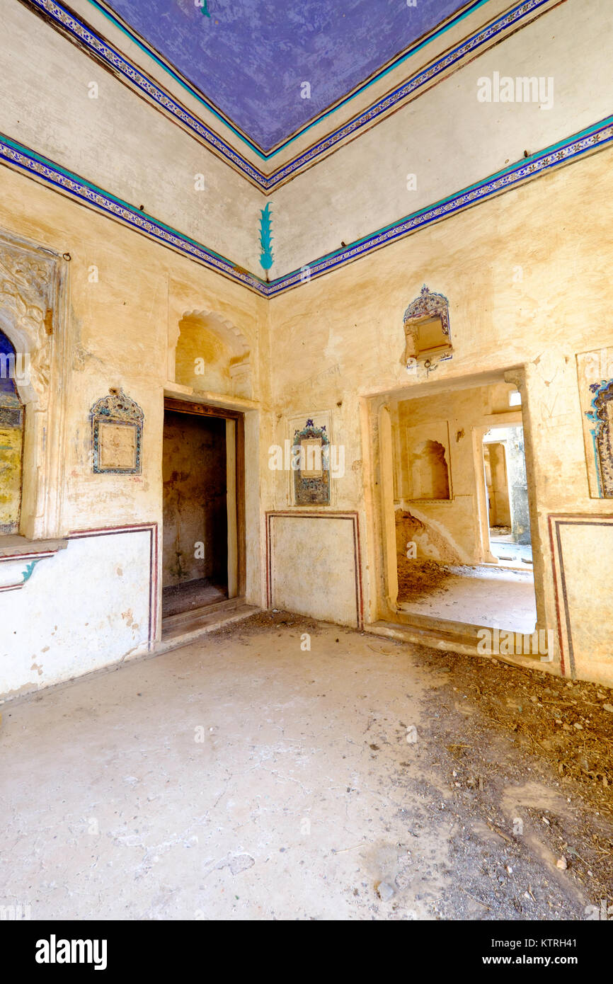 Der Innenraum eines verlassenen Palast in Taragarh Fort, Bundi, Rajasthan, Indien Stockfoto