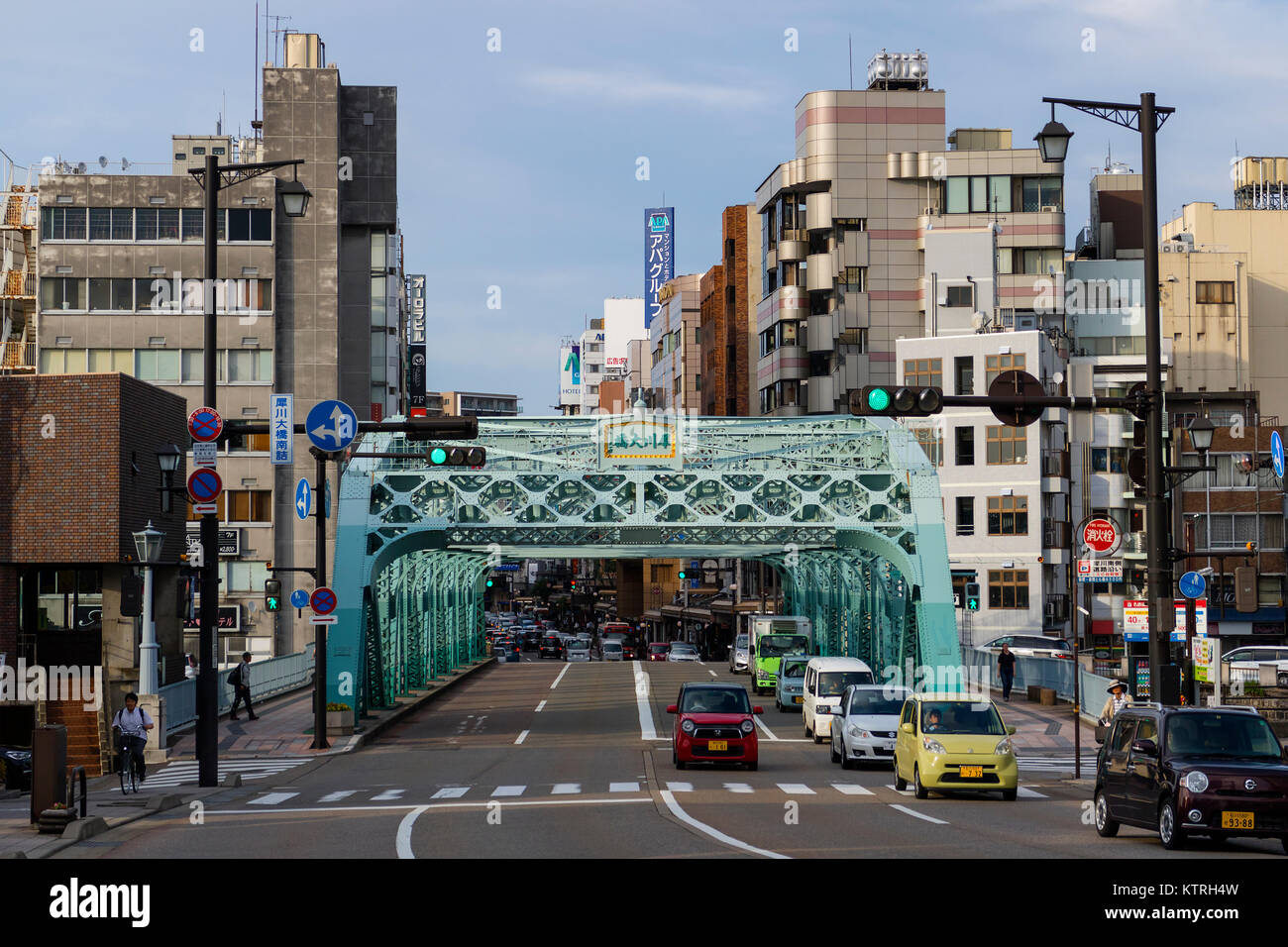 Kanazawa - Japan - Juni 9, 2017: Historische Bügeleisen Saigawa-Ohashi Brücke über den Sai Flusses in Kanazawa Stockfoto