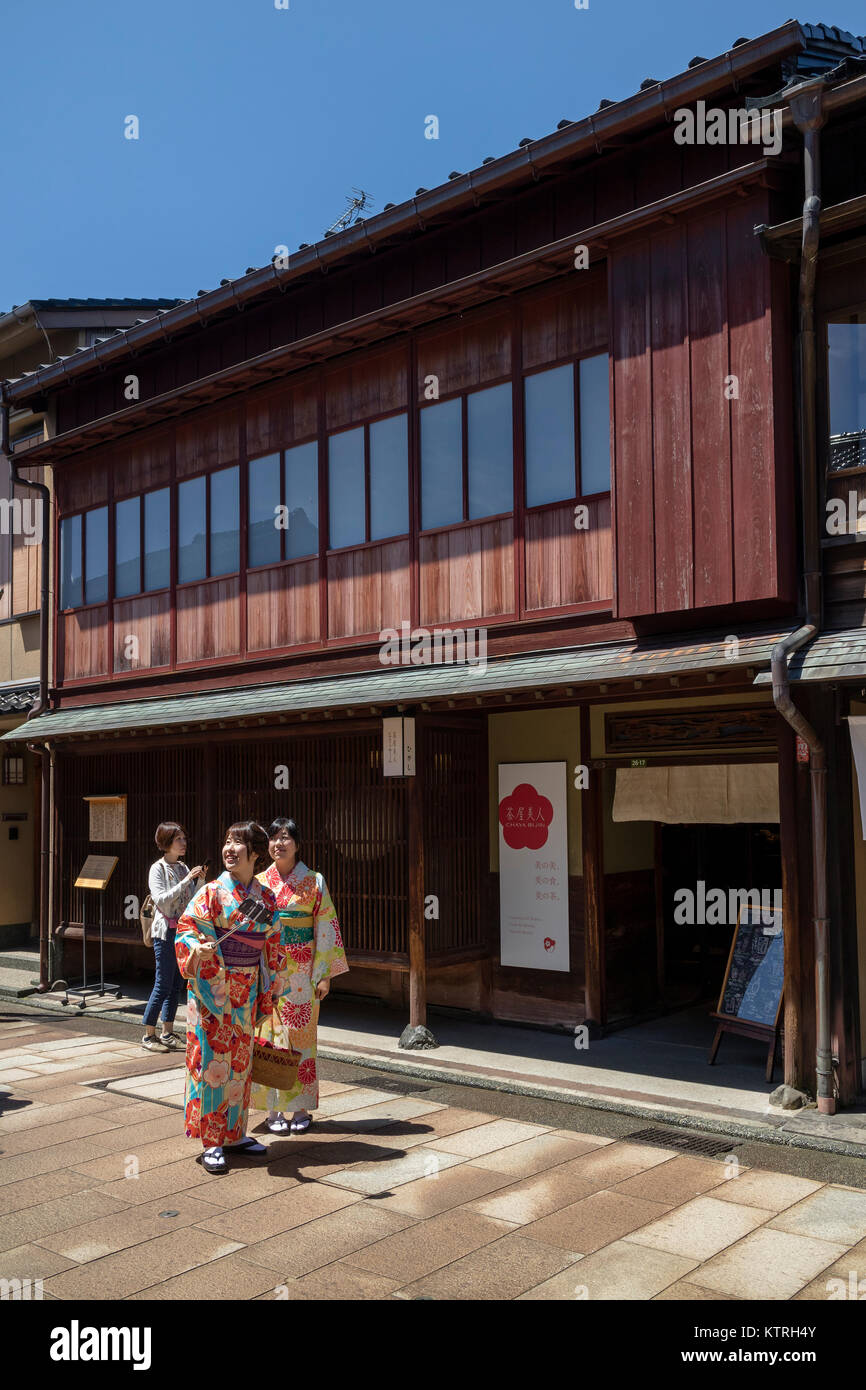 Kanazawa, Japan, 11. Juni 2017: Frauen im Kimono Wandern im historischen Higashi Chaya Bezirk, Kanazawa City, Präfektur Ishikawa Stockfoto