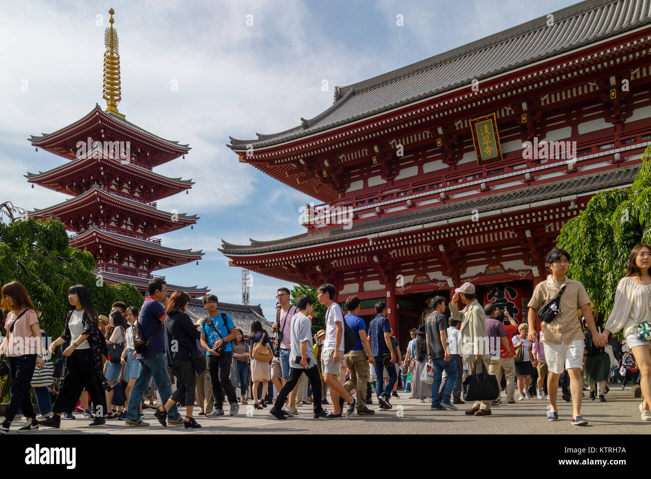 Tokio, Japan, 17. Juni 2017; Senso ji-Tempel und Goju-no-, fünfstöckige Pagode, die sich in Asakusa von Touristen besucht Stockfoto