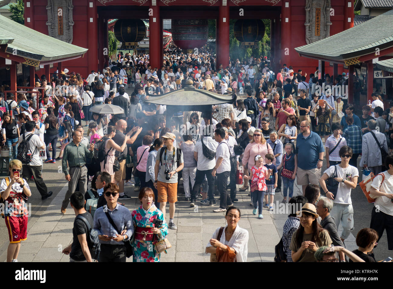 Tokio, Japan, 17. Juni 2017; Touristen um Edo Ära Hozomon Eingang von: Tokyo, auch bekannt als Asakusa Kannon Tempel, Asakusa Stockfoto