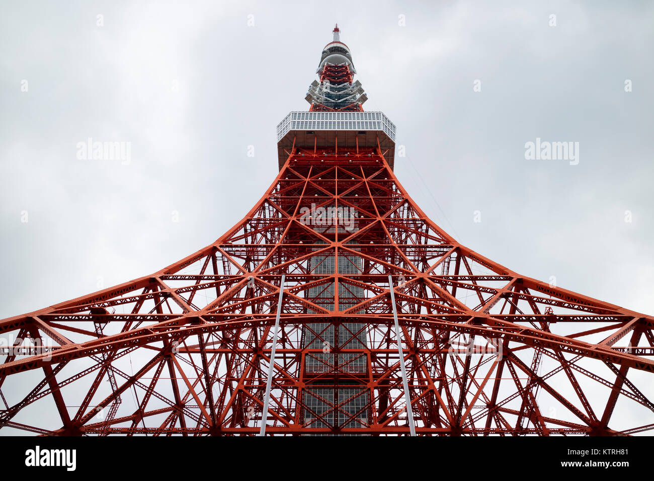 Tokio, Japan, 18. Juni 2017: Tokyo Tower, ein Kommunikations- und Aussichtsturm in der Shiba-koen Bezirk Minato Stockfoto