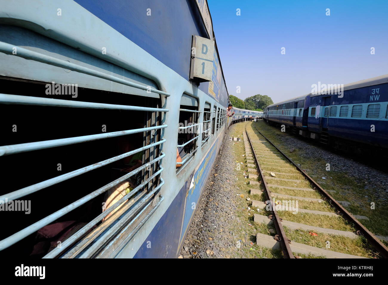 Indische Züge einander vorbei, Indien Stockfoto
