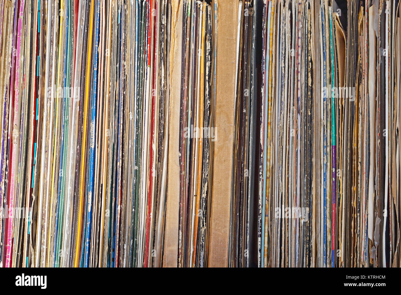 Gestapelte second hand Schallplatten auf Flohmarkt Stockfoto