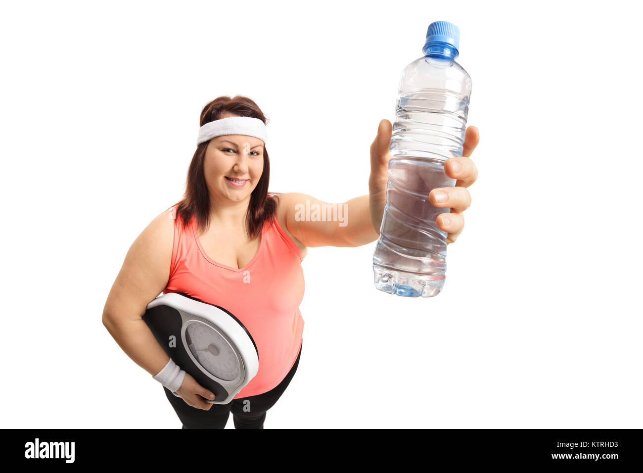Übergewicht woman holding eine Waage und eine Flasche Wasser auf weißem Hintergrund Stockfoto