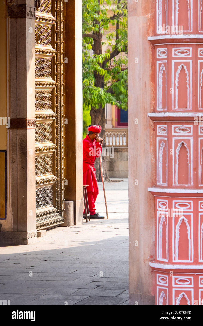 Ein zeremonielles Guard in roter Uniform im Palast in Jaipur, der Rosafarbenen Stadt, Rajasthan, Indien Stockfoto