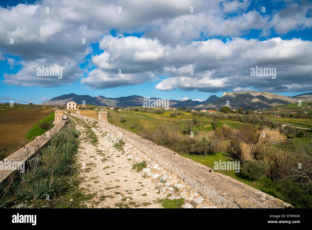 Sizilianischen Landschaft, und die Alte Brücke in der Nähe von Camporeale, Sizilien, Italien, 12.26.2017 Stockfoto