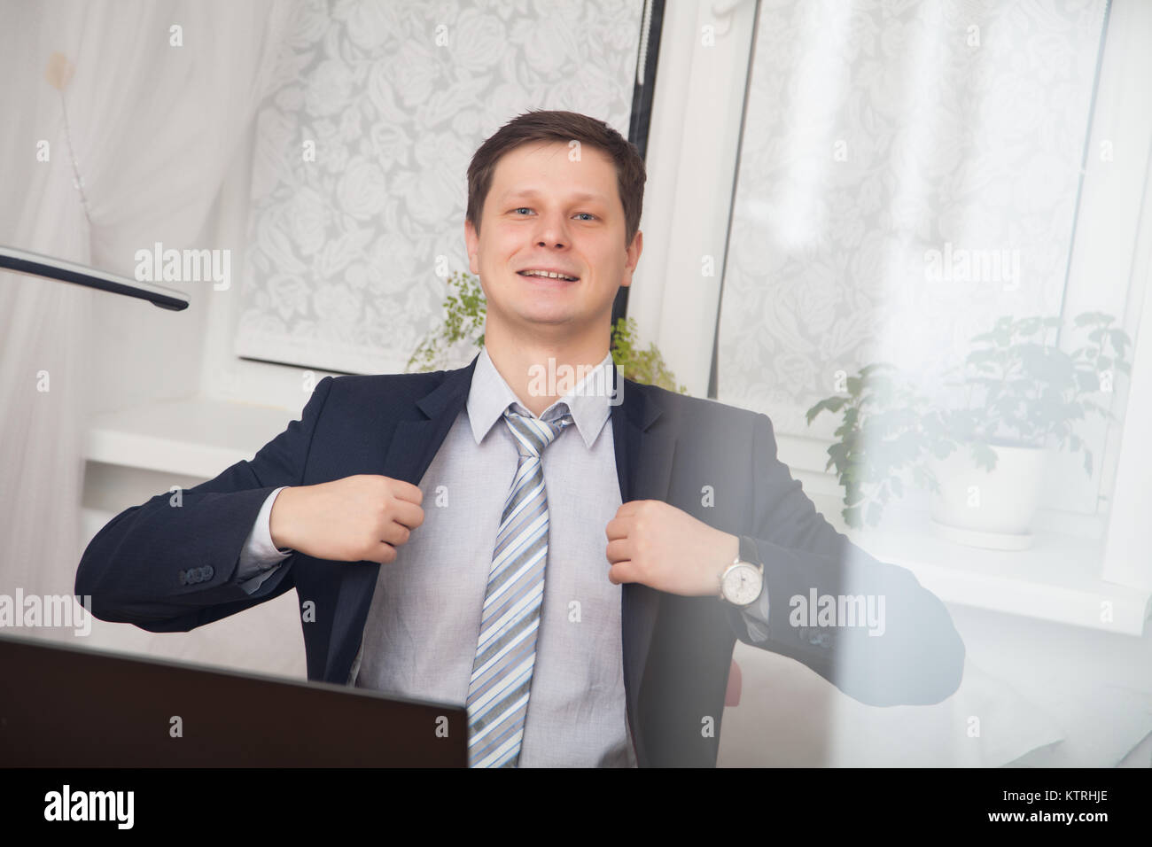 Gut aussehend, lächelt zuversichtlich Geschäftsmann Porträt Stockfoto