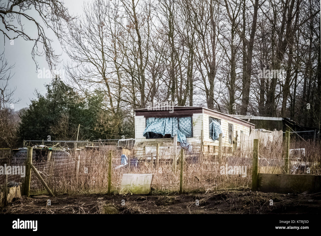 Alten, verlassenen Wohnwagen in die Landschaft Stockfoto