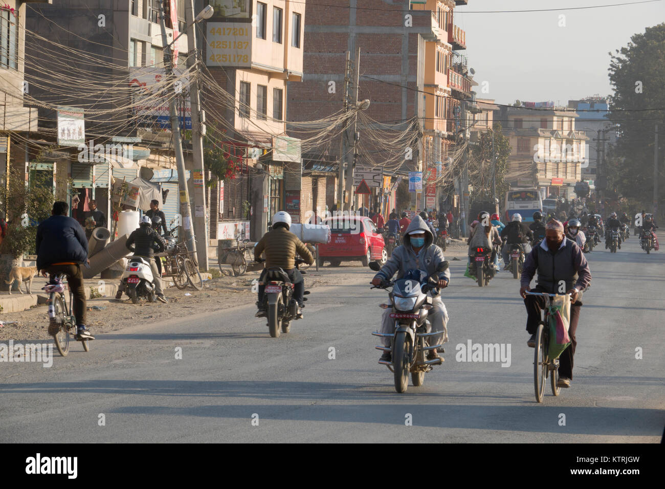 Verkehr Straße Szene auf Winter Tag in Kathmandu, Nepal Stockfoto