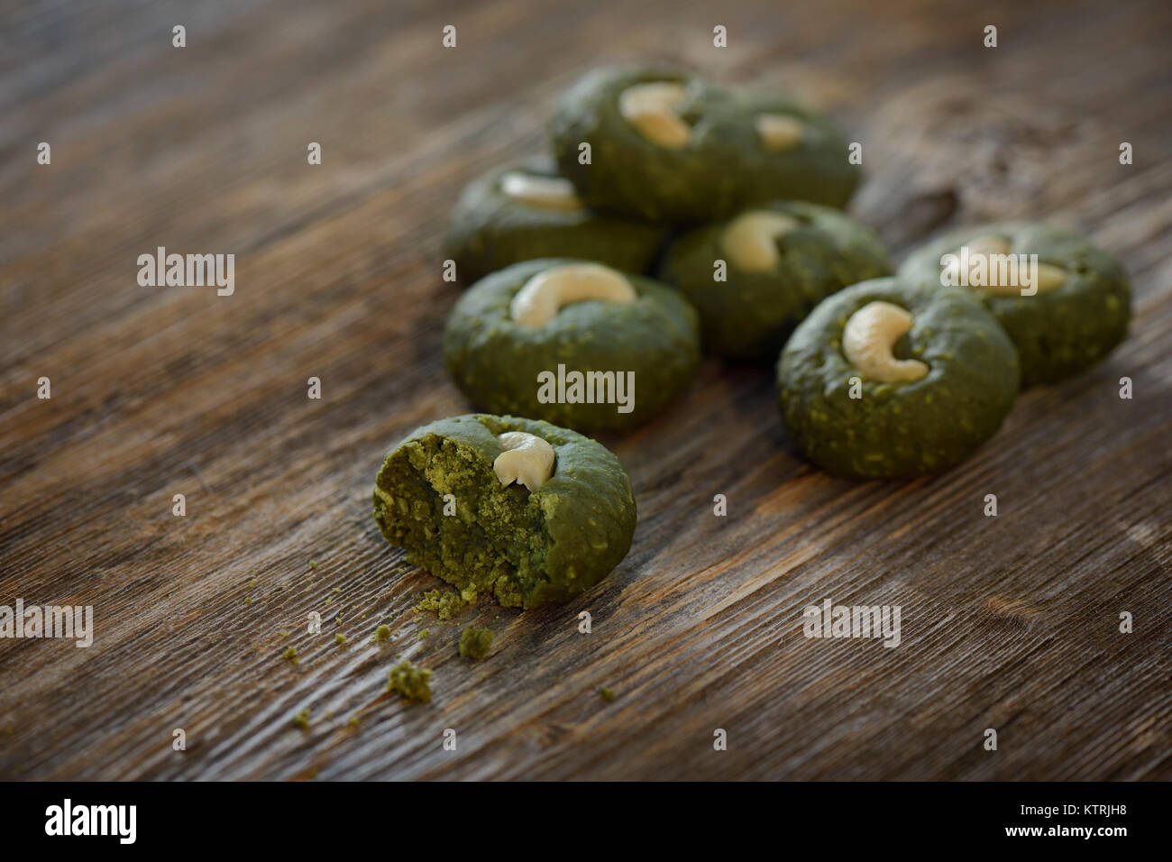 Künstlerische essen noch Leben der hausgemachte Japanische Matcha Grüntee Cookies auf rustikalen Holzmöbeln Hintergrund Stockfoto