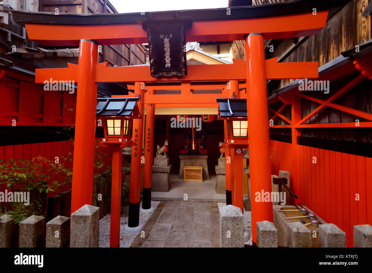 Orange Torii eines kleinen Inari Shinto Schrein auf der Straße im Stadtteil Gion, Kyoto, Japan 2017 Stockfoto