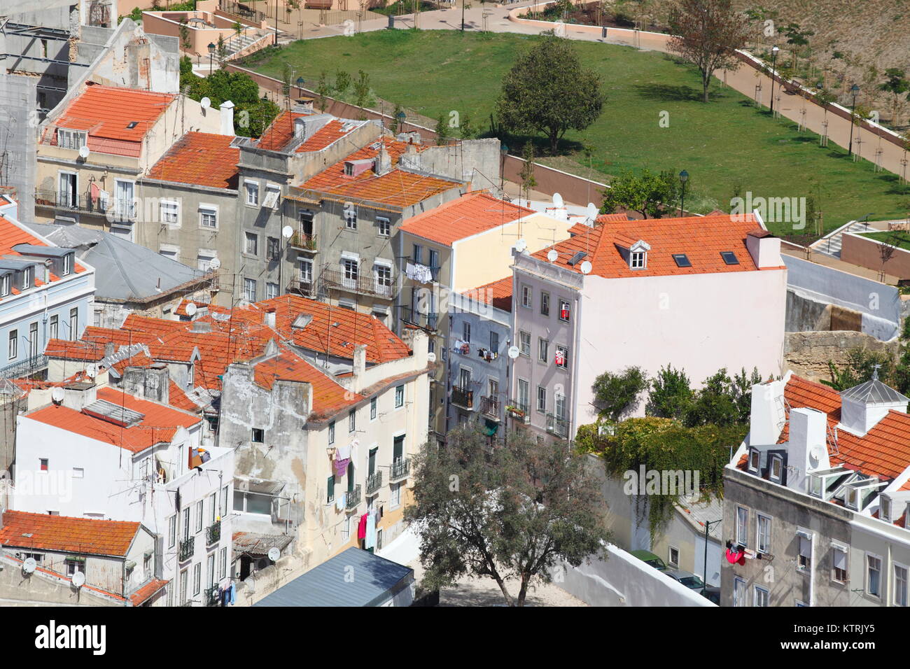 Häuser mit Dächern im Bairro Mouraria, Lissabon, Portugal ich Häuser und Dächer in der Altstadt Bairro Mouraria, Lissabon, Portugal Stockfoto