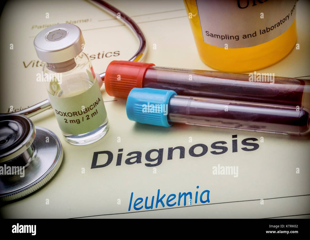 Diagnose Form, Blut Leukämie, Durchstechflasche mit Doxorubicina in einem Krankenhaus, konzeptionelle Bild Stockfoto