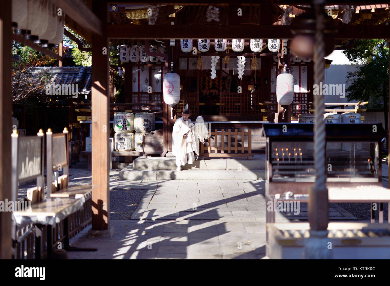 Kannushi Priester an yasui Konpira-gu, yasui Konpiragu Shinto Schrein mit Suzu Bell im Vordergrund. Gion Distrikt, Kyoto, Japan 2017. Stockfoto