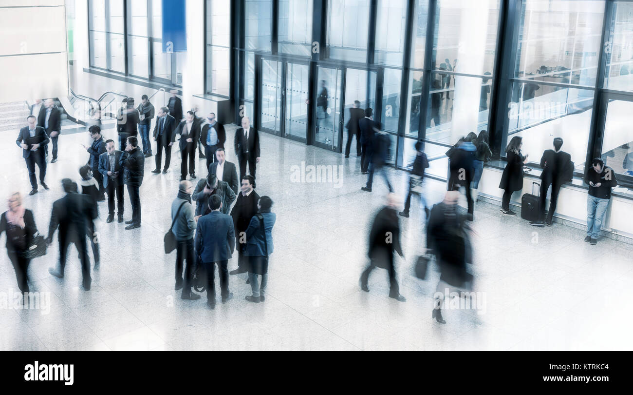 Geschäftsleute in einem modernen Messe Lobby hetzen Stockfoto