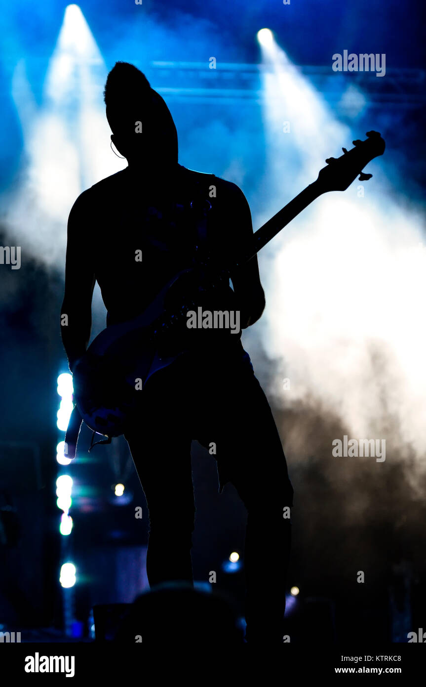 Silhouette von Guitar Player auf der Konzertbühne Stockfoto
