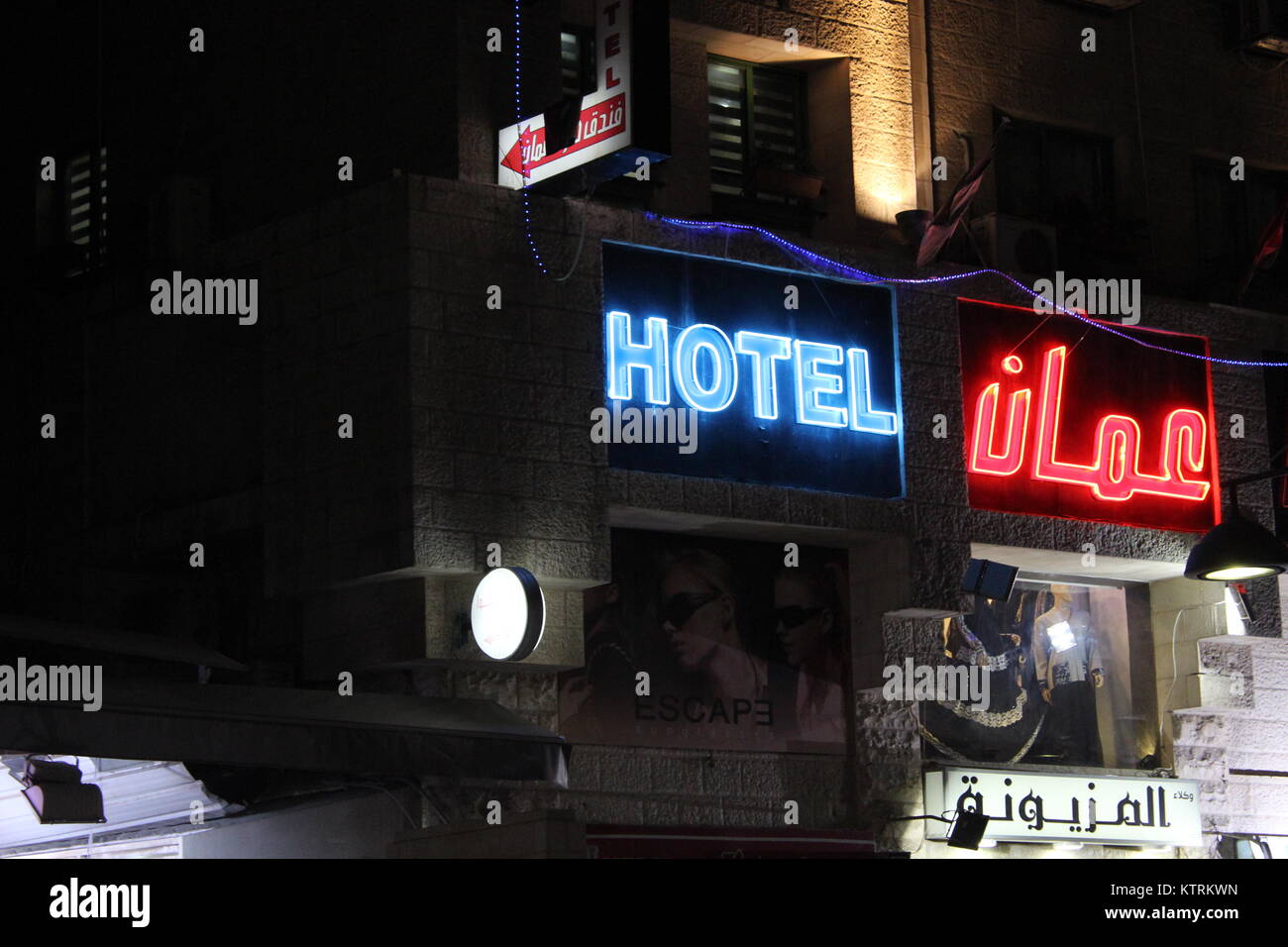 Hotel Amman Zeichen in der Innenstadt - 29/04/2017 - Jordanien/Amman von Ali Raffaele Matar Schuß im April 2017 - Arabisch Insignien in der Nacht farbige Stockfoto