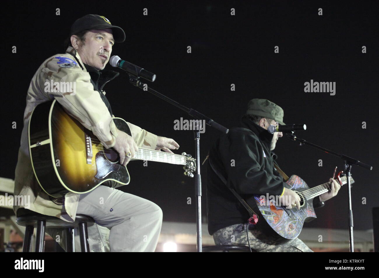Country Music Singer Kix Brooks (links) und Songwriter Bob Dipiero durchführen für US-Soldaten an der Kandahar Airfield während eines USO-Tour Dezember 16, 2010 in der Nähe von Kandahar, Afghanistan. Stockfoto
