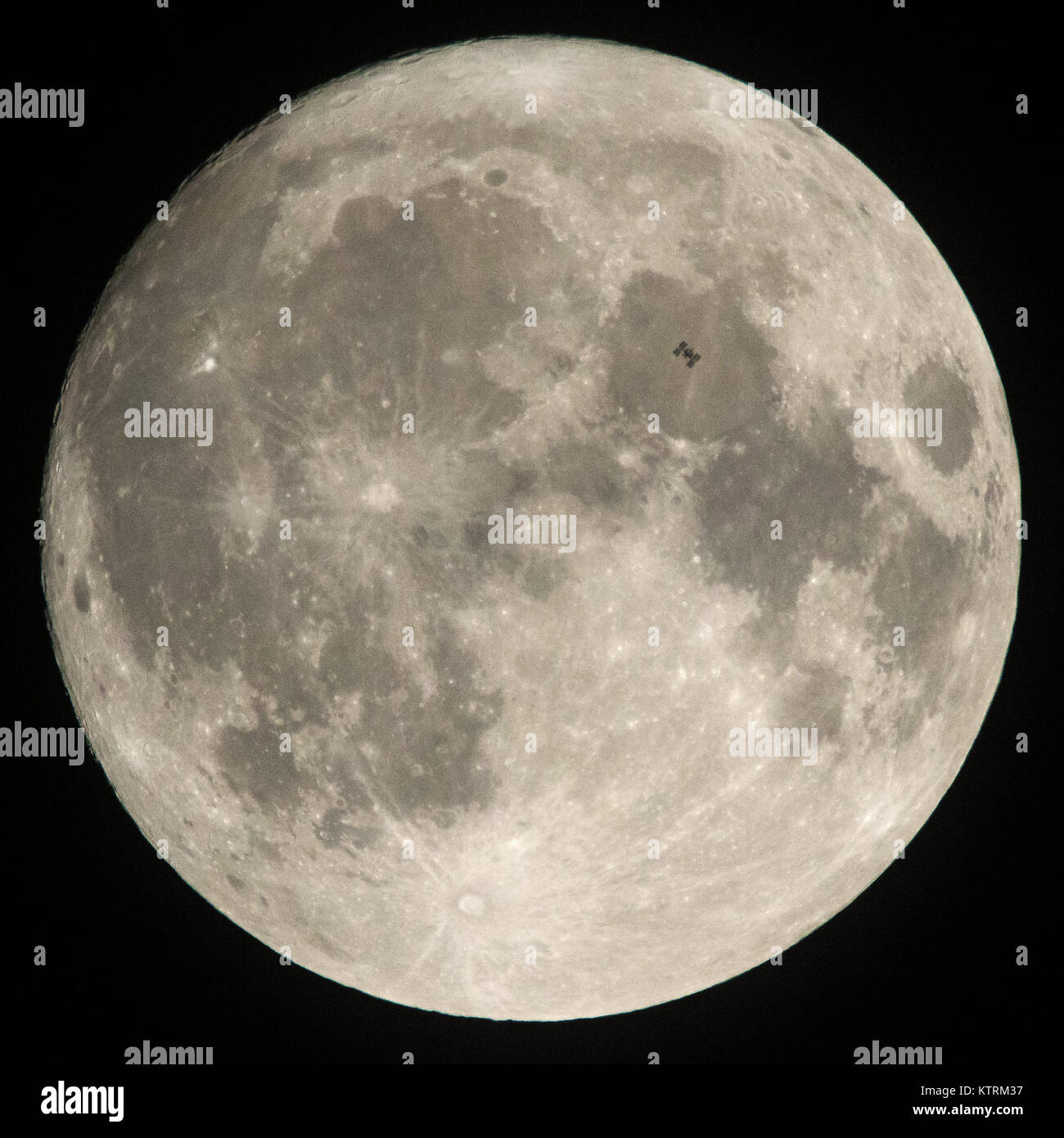 Die Internationale Raumstation in Silhouette gesehen, wie es der Mond Transite Stockfoto