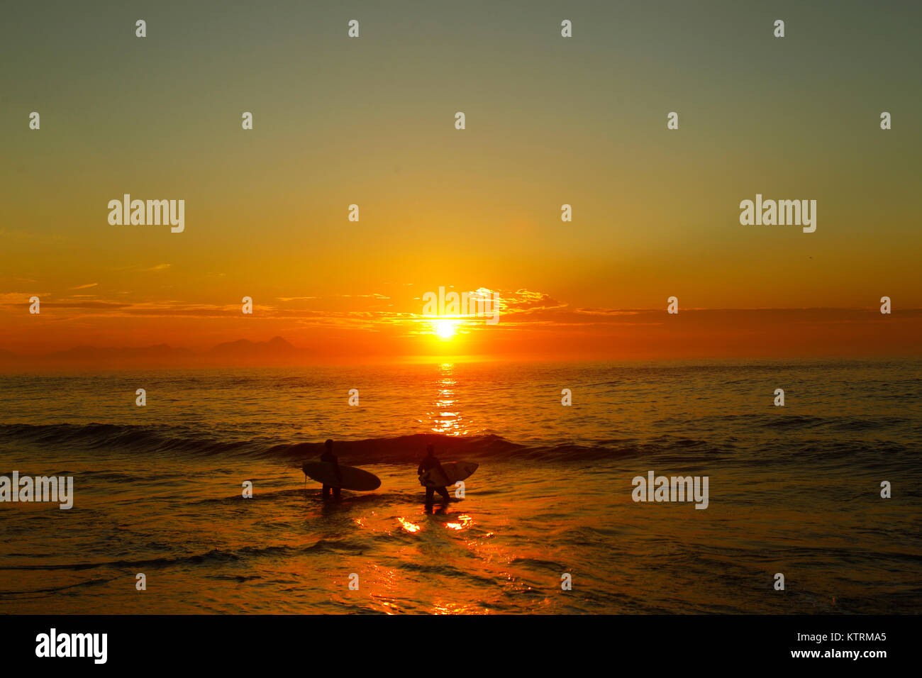 Surfer im Praia Diabo Strand bei Sonnenaufgang, Ipanema, Rio de Janeiro, Brasilien Stockfoto