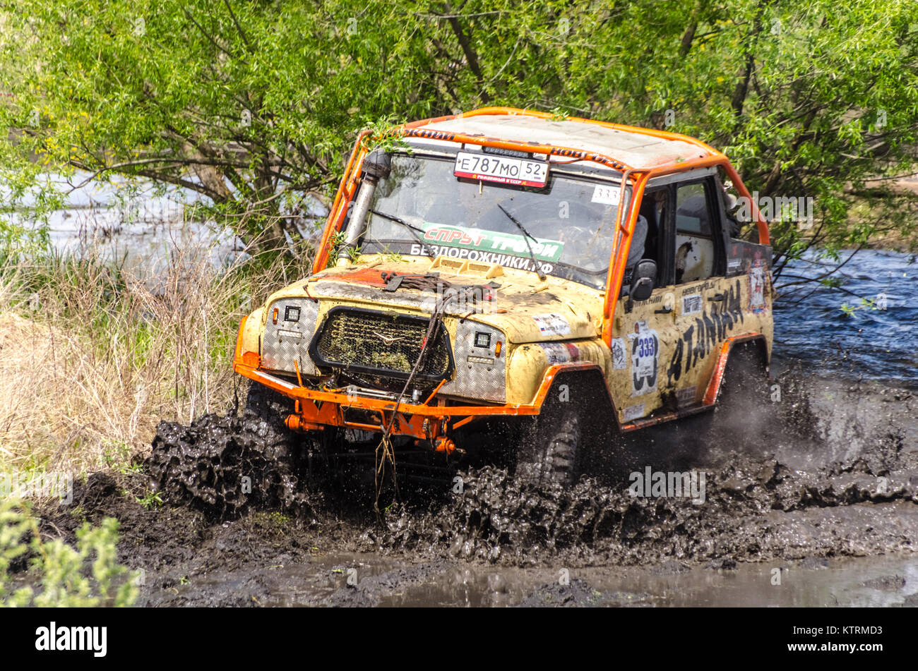 SALOVKA, Russland - Mai 5, 2017: Jährliche Rennen auf modifizierte Jeeps nach der Unwegsamkeit bei der jährlichen car racing" Trophäe rubezh 2017'. Stockfoto