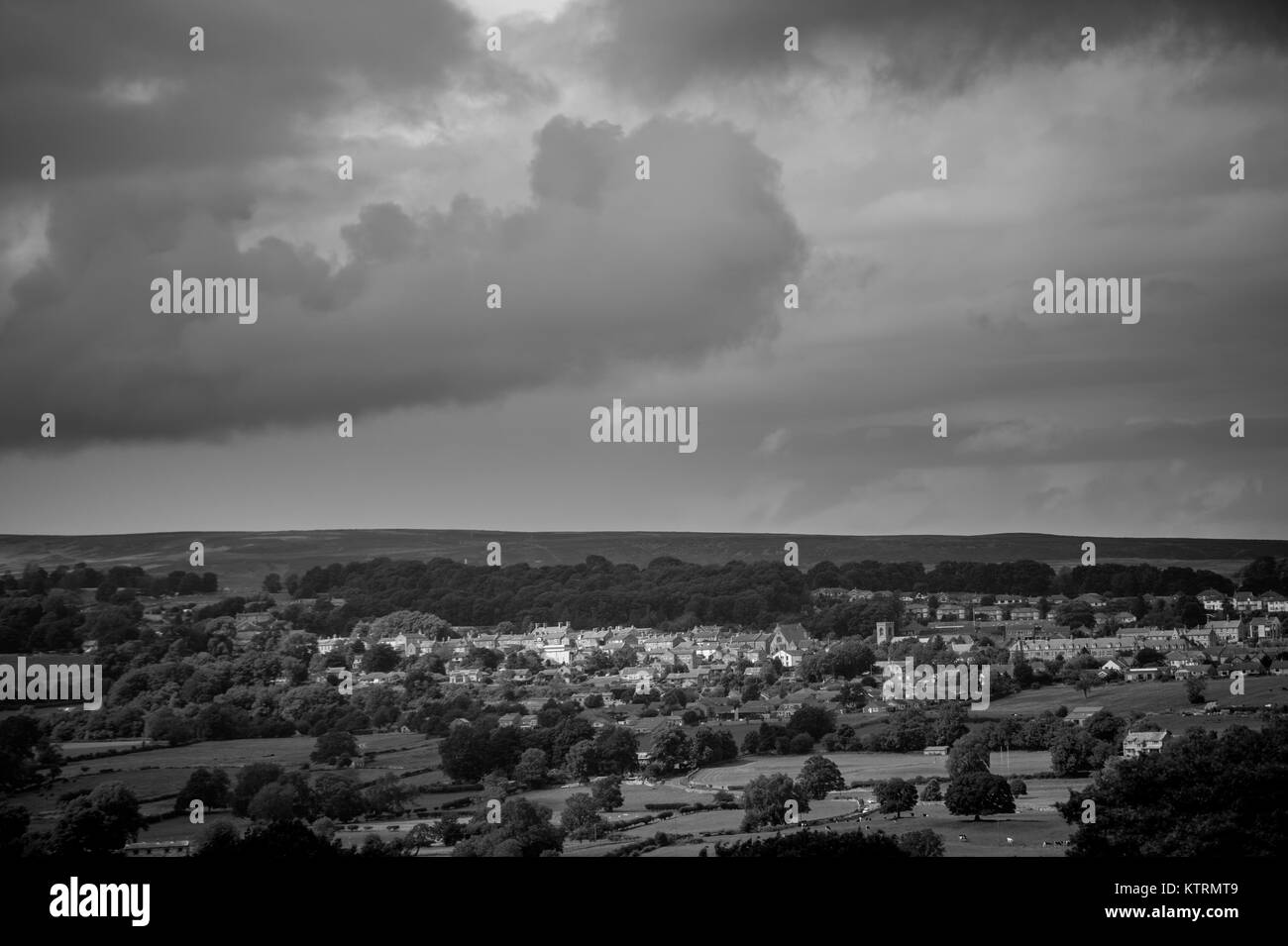 Malerischer Blick auf die Stadt von Middleham gegen dramatische Himmel, Wensleydale, in der Grafschaft North Yorkshire, England. Stockfoto