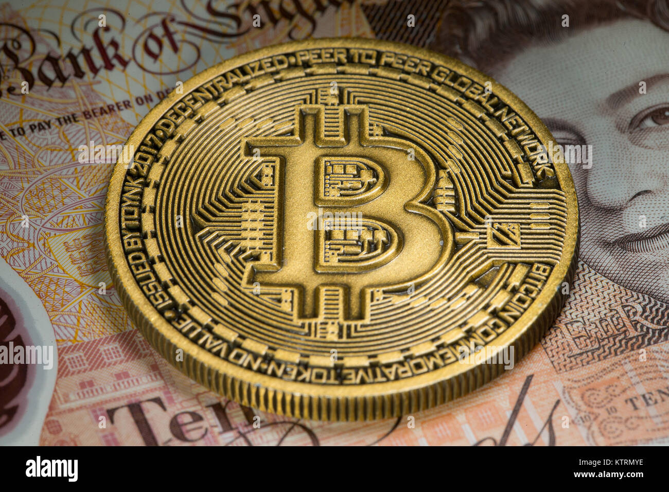 Gold Bitcoin Münze auf ein tenner zehn Pfund Hinweis Stockfoto