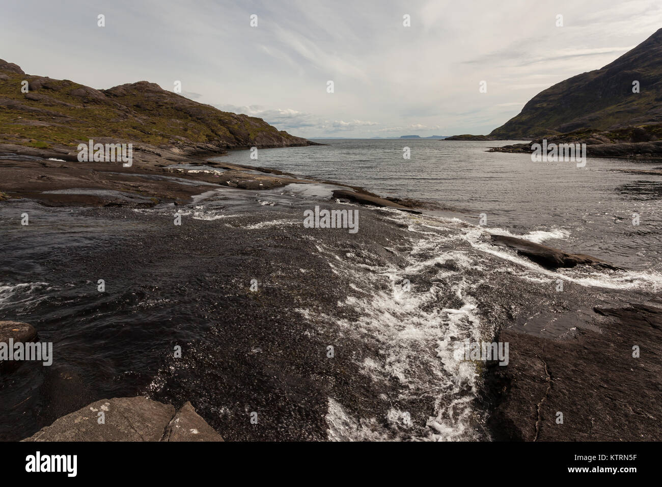 Fluss durch Loch na Cuilce (Cuilin Hills) Stockfoto