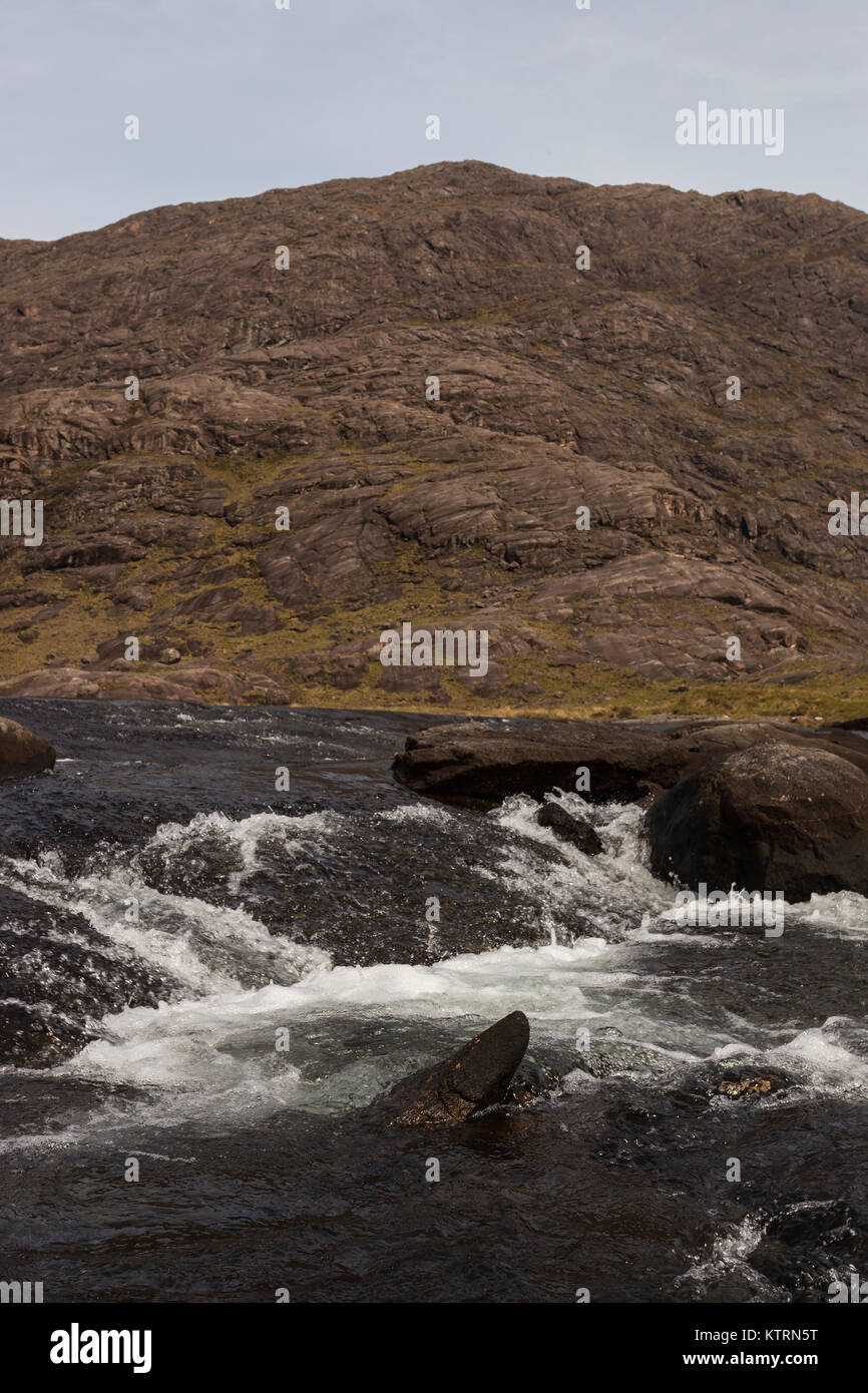 Fluss durch Loch na Cuilce (Cuilin Hills) Stockfoto