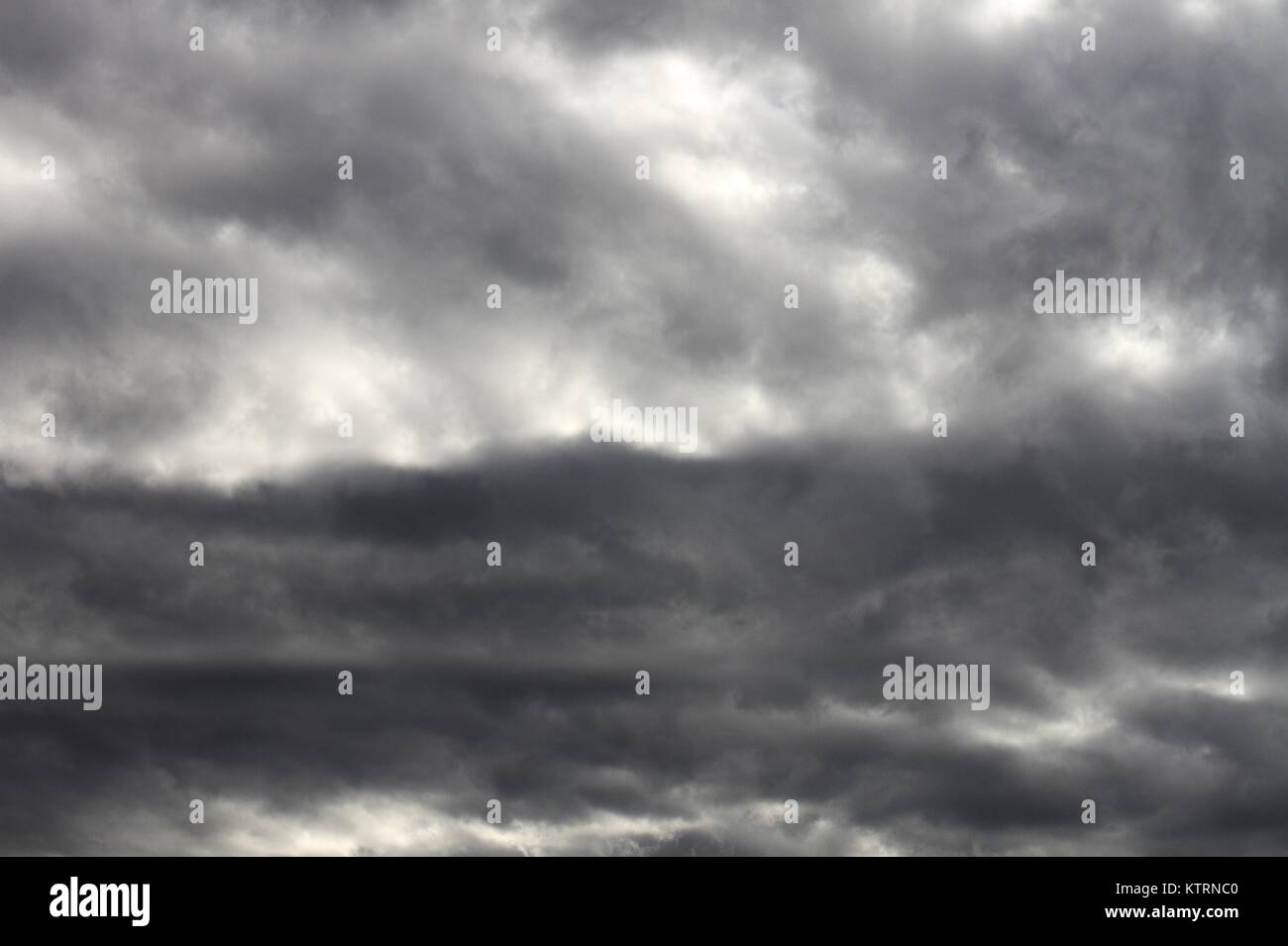 Tief Grau und Weiß Gewitterwolken. Stockfoto