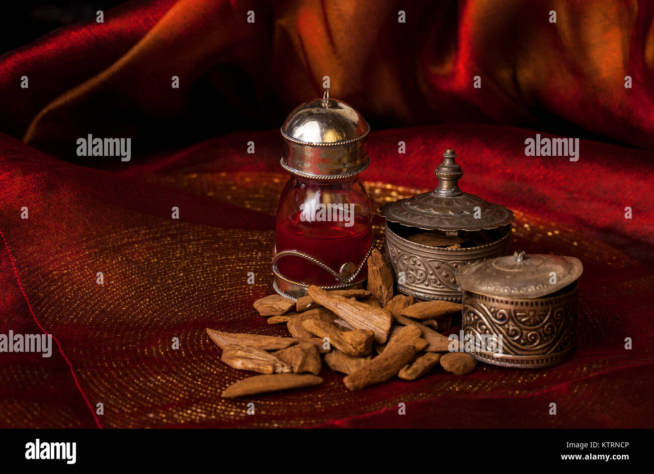 Adlerholz, auch genannt Aloeholz, Öl und Weihrauch-chips Stockfoto