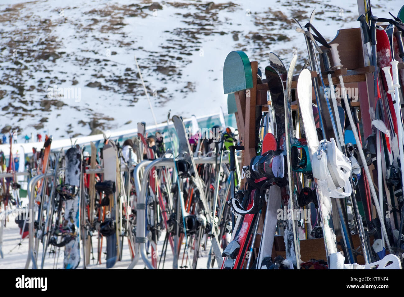 Viele Ski in der Nähe von einem Skigebiet gruppiert. Stockfoto