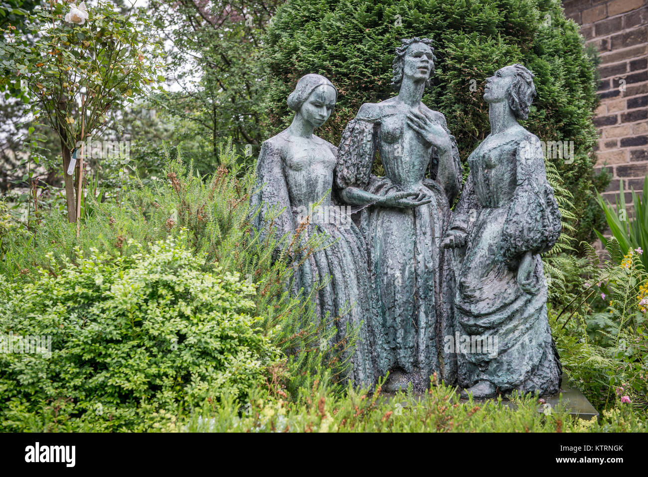 Stein Skulptur von Schwestern Bront' an Bront' Parsonage Museum, Haworth, West Yorkshire, England Stockfoto