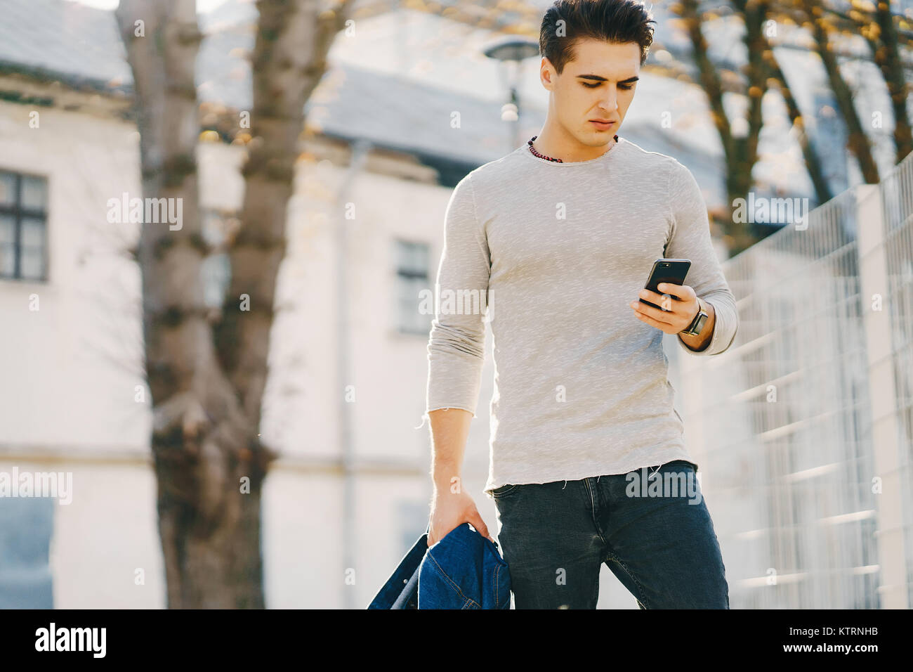 Stilvolle Kerl in der Stadt Stockfoto