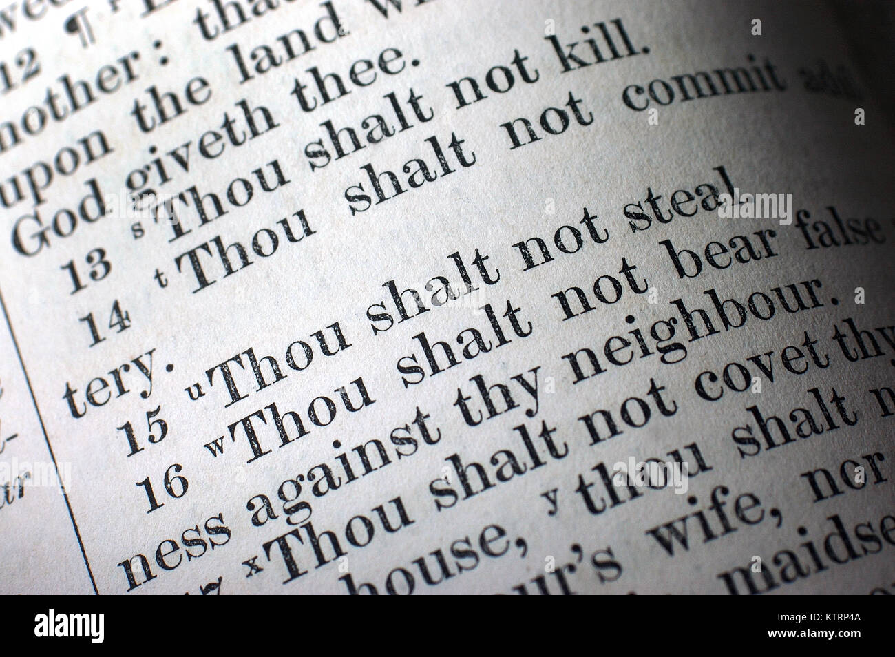 Markierten Text der Zehn Gebote in der Bibel Stockfoto