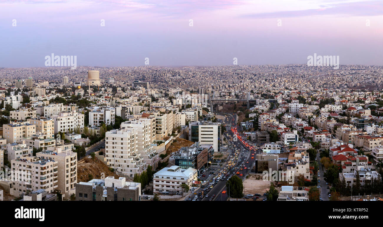 Panoramablick auf die Stadt Amman - Panorama der Abdoun und Deutzer Brücke - Vollständige Ansicht der Stadt Amman Die Hauptstadt Jordaniens Stockfoto